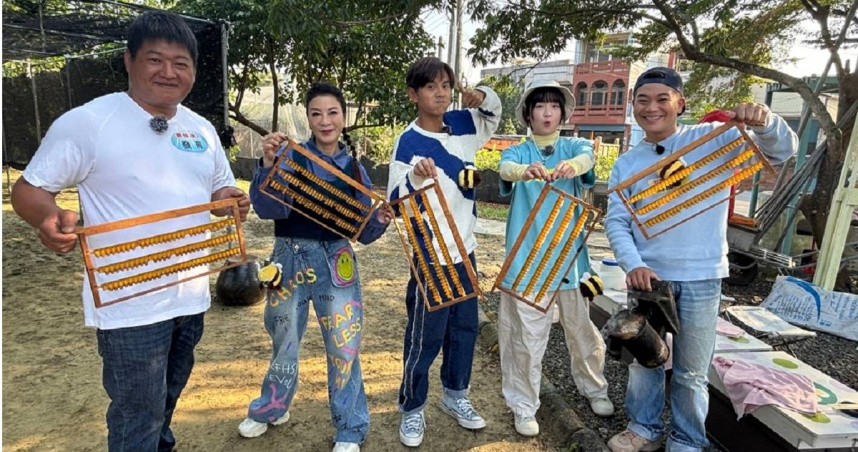 楊繡惠（左二）、阿翔、籃籃、馬國畢體驗蜂農工作。（圖／民視提供）