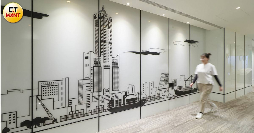 飯店每個樓層都有以高雄地標設計的點線畫，例如大港橋、85大樓、高雄流行音樂中心等，整體設計較為活潑。（圖／楊澍攝）