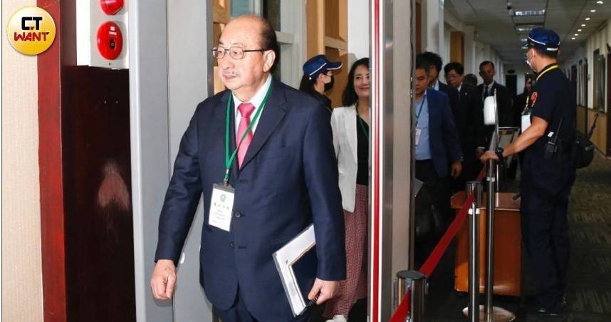 民進黨團總召柯建銘表示，休憲罷免總統要3/4立委同意，當前藍白立委共 62席，除以立委共 113席等於 0.54，這樣怎麼修憲？（圖／黃耀徵攝）