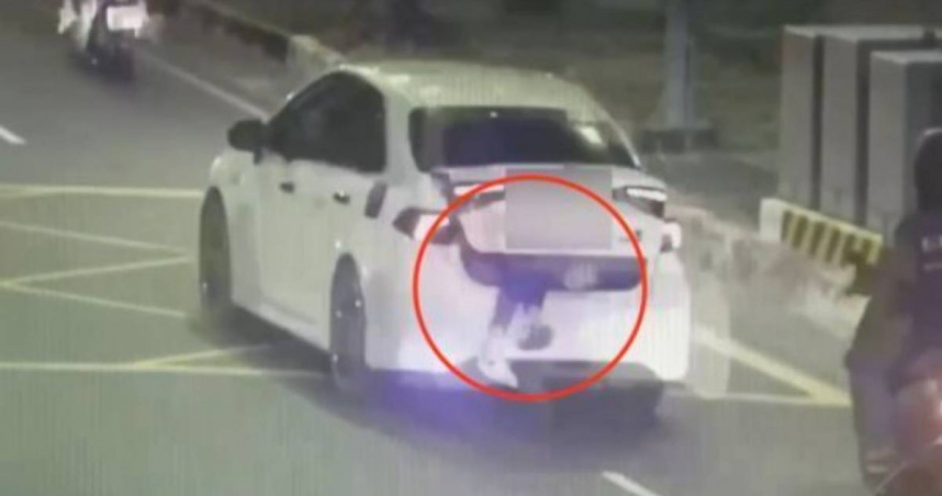 高雄1輛多元計程車的後車廂露出一雙腿，警方追查竟發現是運將載送喝茫乘客。（圖／翻攝畫面）