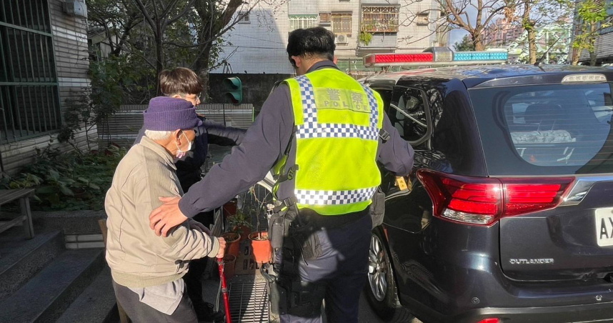 劉姓老翁28日上午獨自騎三輪車離家，卻騎超過20公里來到汐止，所幸員警發現、即時關心，這才讓老翁可以順利回家。（圖／翻攝畫面）