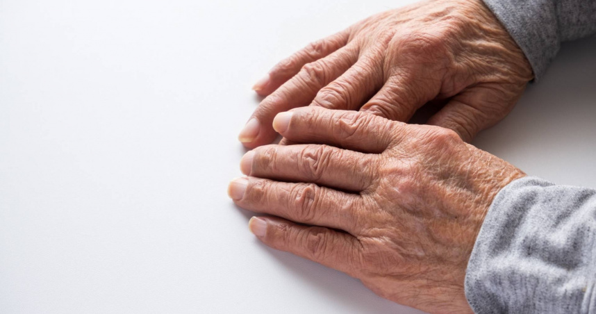 律師王至德建議，若想防止失智長輩的財產被送出去，可向法院聲請「監護宣告」或「輔助宣告」。（示意圖／翻攝自photoAC）