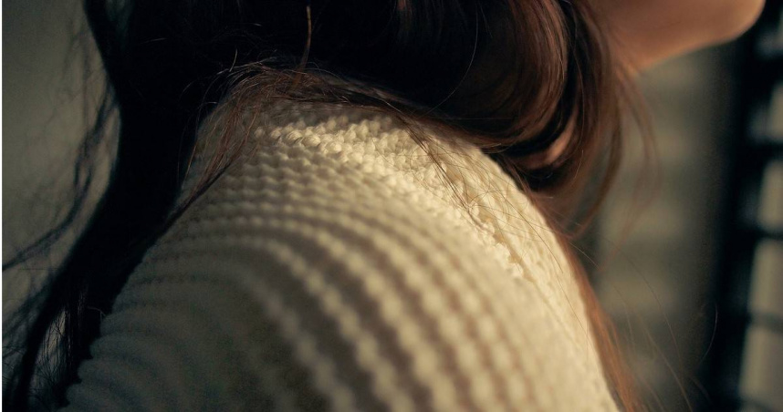 不少人都有「靜電」被電到的經驗，但很少人知道靜電發生的原因是什麼。（示意圖／PIXABAY）