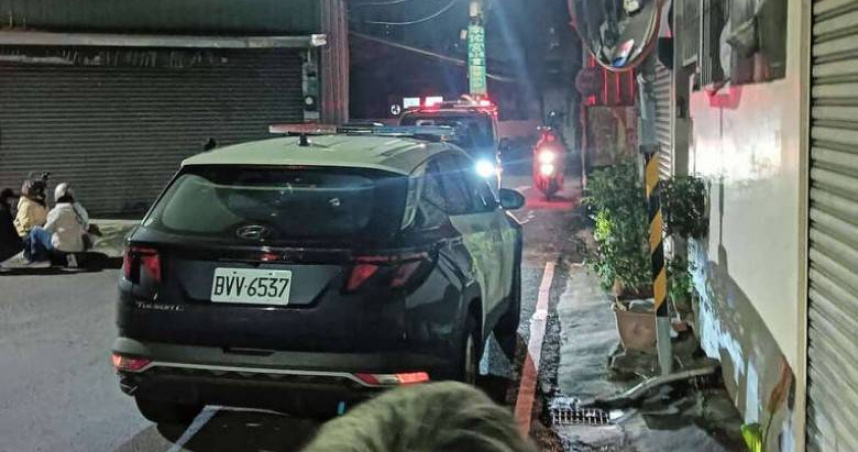 台南巷弄內有1名精神異常的男子持刀揮舞，造成1名員警在壓制過程中臉部劃傷送醫。（圖／翻攝臉書台南大小事）