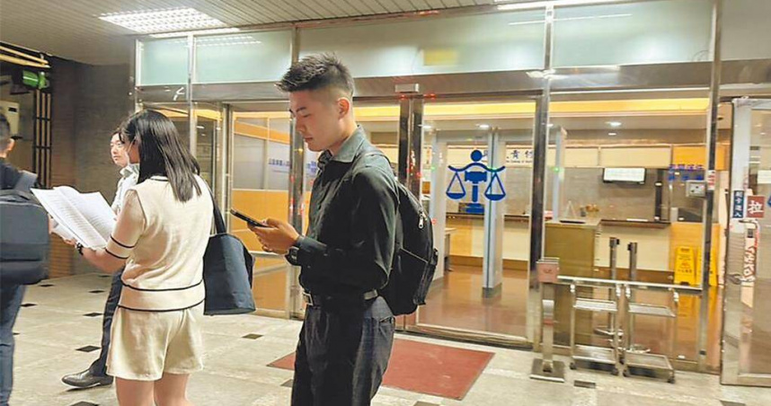 男子姚宗秦因金錢糾紛開槍殺害新北市政府副發言人張劭斌（右）胞弟張威凱，新北地院國民法官法庭一審判處姚男無期徒刑，二審定4月22日宣判。（圖／報系資料照片）