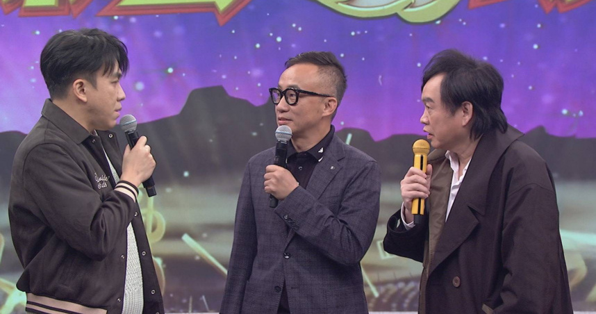 康康、許志豪搶著跟許常德（中）認親。（圖／中視提供）