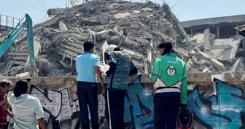 緬甸強震，造成鄰近的泰國曼谷興建中大樓倒塌。（圖／路透）