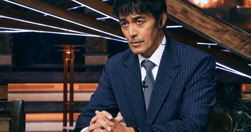 阿部寬演藝生涯40年來首次飾演主播，他笑稱拍完這部電影口條和口才彷彿也大躍進了。（圖／天馬行空提供）