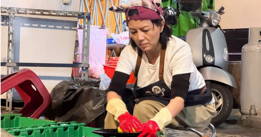 苗可麗數度蹲坐路邊洗碗，讓一旁粉絲好心疼，紛紛吶喊為苗可麗加油。（圖／華視、三立提供）