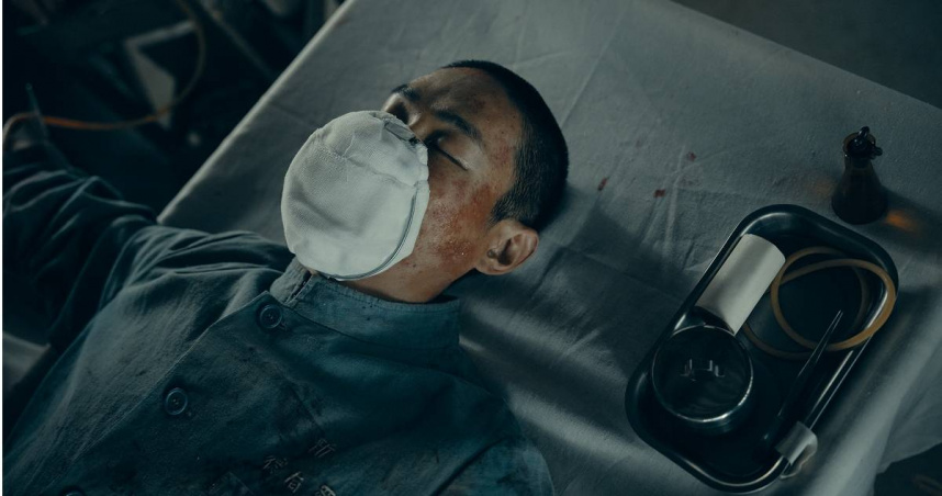 黃河在劇中意外倒臥手術檯。（圖／客家電視台提供）