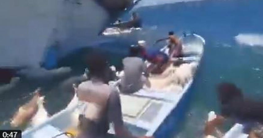 貨輪意外翻覆，導致2千隻羊群落海。（圖／翻攝自X）