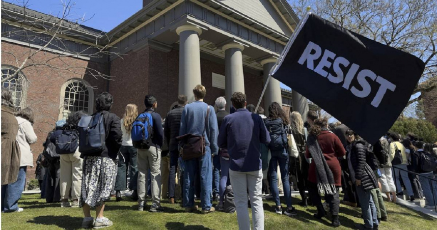 川普認為現今美國的高等教育環境受到受反猶太主義、反美主義、馬克思主義、「極左」主義等思想的「滲透」，因此在他上台後便多次向美國大學施壓。（圖／達志／美聯社）