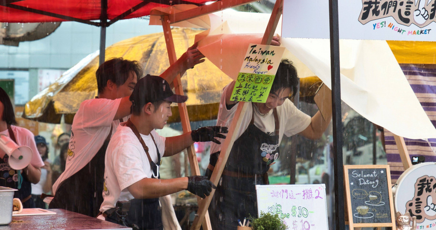 謝佳見、蔡昌憲擺攤遇到大雨。（圖／三立、華視提供）