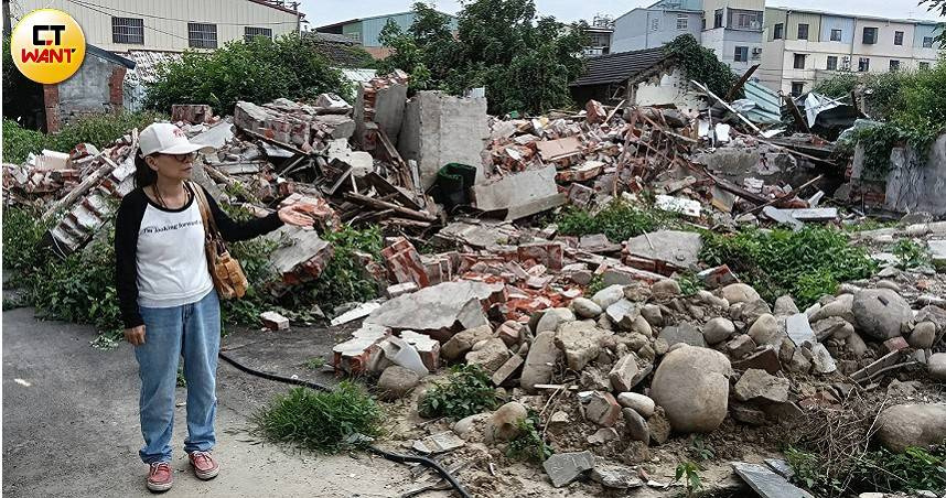 番仔路自救會發言人林秀芬指著甫遭拆除的家園，指出若想向法院救濟「確認買賣關係不存在」時，還得先掏出新台幣300萬左右的擔保金，感嘆「司法只服務權貴」。（圖／顏瑋辰攝）