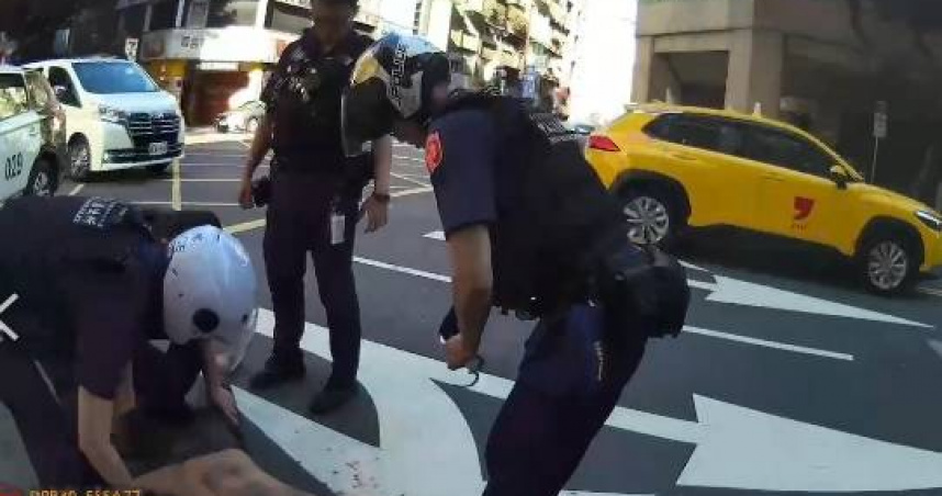 北市中山區林森北路14清晨驚傳當街砍人事故，警方獲報後也火速將砍人的黃姓男子逮捕到案。(圖／翻攝畫面)