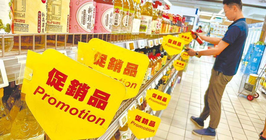 根據《財劃法》規定，統籌分配稅款的主要財源為所得稅、營業稅及貨物稅。圖為民眾在賣場購物。（圖／報系資料照）