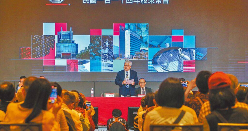 台積電3日股東會，董事長魏哲家首次獨自主持股東會「金句連篇」，直呼生意非常好、AI產品供不應求。（圖／中國時報陳麒全攝）