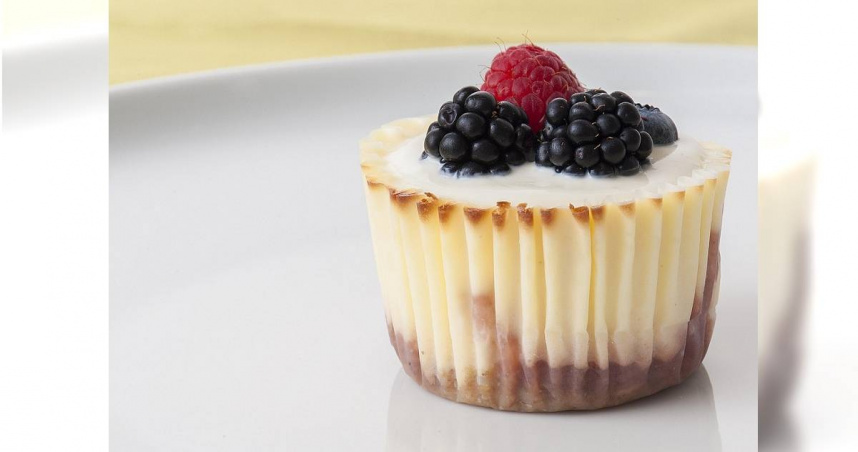 少女吃下陌生人寄送的杯子蛋糕後死亡，嫌犯遭警方逮捕後竟稱「是想嚇唬死者」。（示意圖／Pixabay）