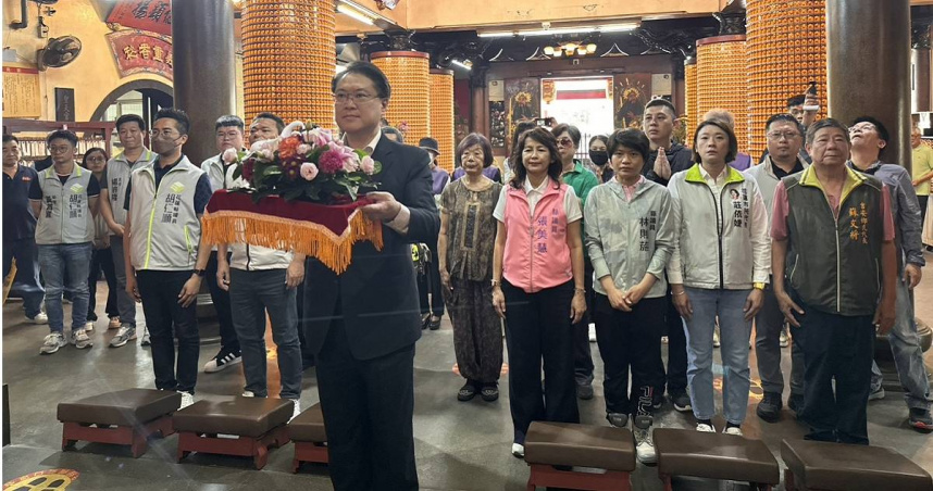 民進黨秘書長林右昌今（6）日前往花蓮聖天宮參香祈福，並點光明燈祈求台灣平安、花蓮順遂。（圖／民進黨提供）