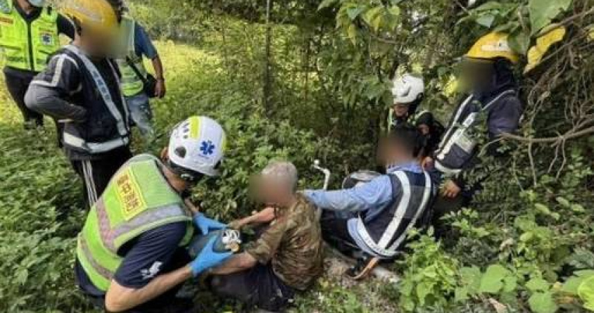 老翁果園失蹤險命危警移工合力尋獲送醫。（ 圖／翻攝畫面）