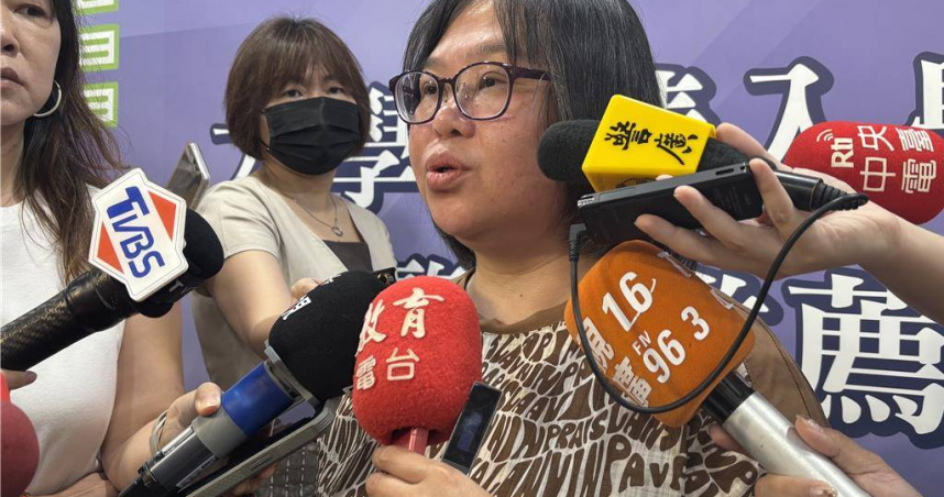 114學年度大學申請入學招生今日公告統一分發結果，大學甄選入學委員會組長連昭雯表示，今年統一分發後缺額數8196個，比起去年減少3475個名額。（圖／中國時報林縉明攝）