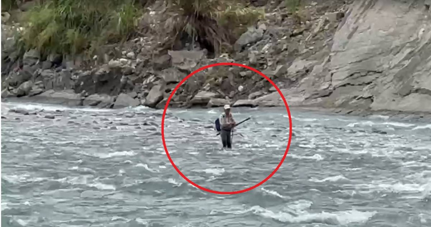 老翁沙洲受困暴漲溪水險奪命警消出動直升機。（ 圖／翻攝畫面）