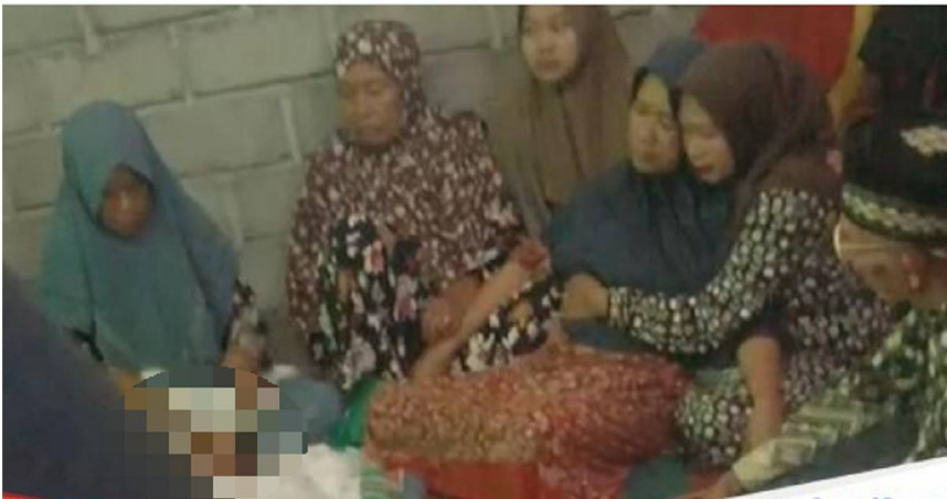 印尼女堅持與車禍亡未婚夫完婚,現場親友圍觀哀泣畫面瘋傳。(圖/翻攝自Facebook/detikBali)