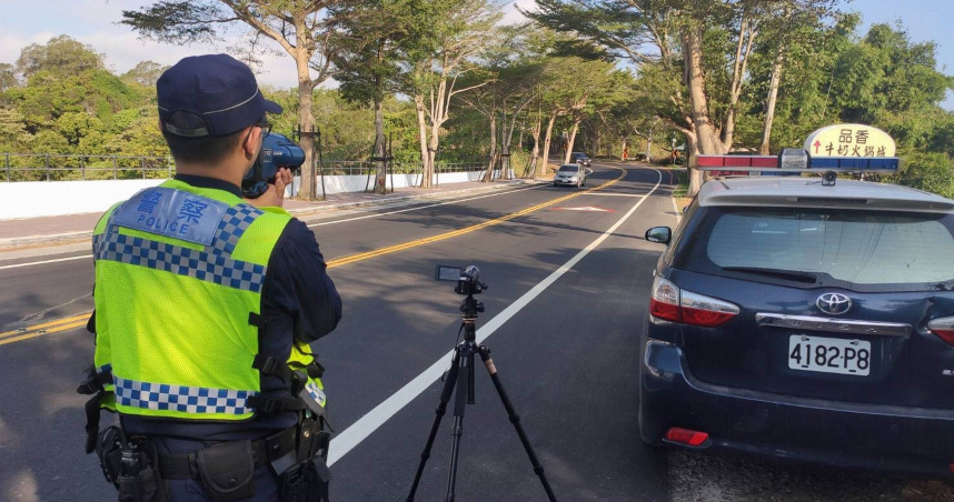 桃園市為提升暑期交通安全，今日起針對酒後駕車、超速、闖紅燈等重大違規行為加強取締。（示意圖／報系資料照）