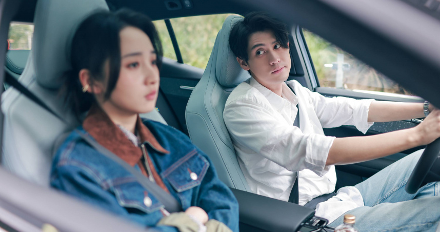 《慶祝》李玉璽（右）在劇中不斷想安撫未婚妻李沐焦慮的情緒。（圖／寬想國際娛樂）