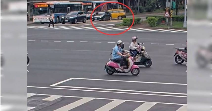 大安區17上午9時許發生交通事故,1輛計程車突然失控右轉撞上停等紅車的公車。(圖/翻攝畫面)