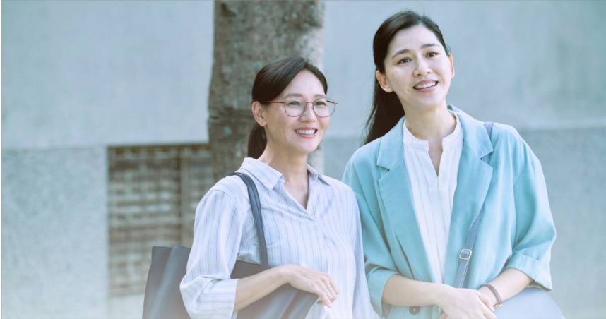 張本渝（左）、張家慧（右）兩人在劇中化身護理系老師。（圖／大愛提供）