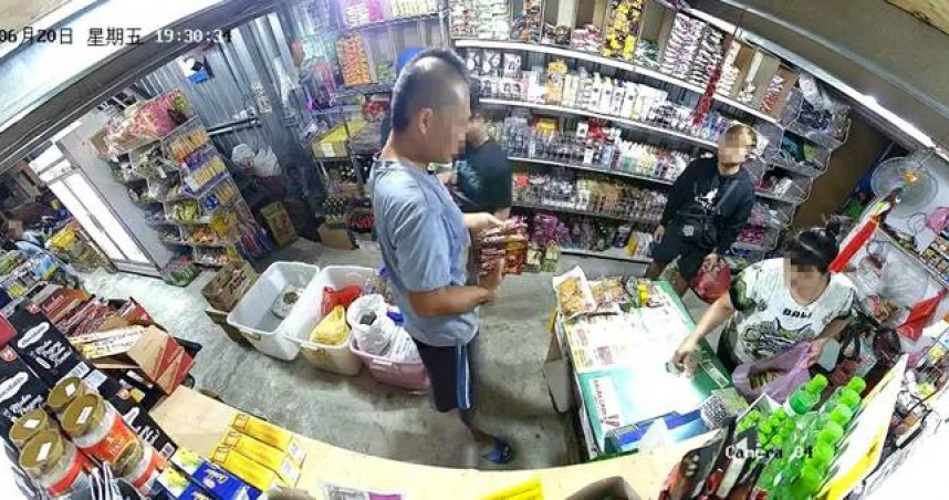 邱姓男子在雜貨店內拿取商品後謊稱孩子餓未結帳離開，業者調閱監視器發現其騎機車逃離現場。（圖／翻摄自苗栗大小事）
