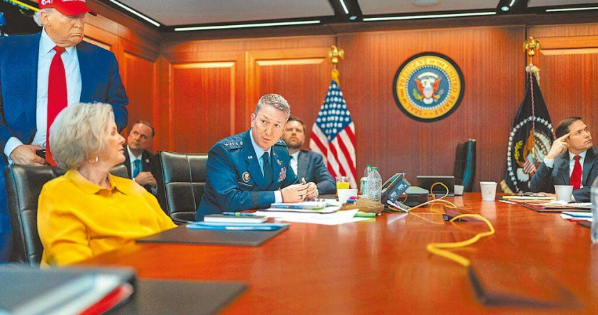 美國總統川普21日在美國白宮戰情室與白宮幕僚長等人舉行會議。（圖／路透社）
