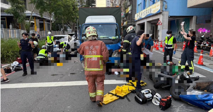 24日傍晚，新北市34歲蔡姓男子無照駕駛小貨車，因不明原因推撞正在前方停等紅綠燈的4輛汽、機車，造成4人輕重傷。（圖／翻攝畫面）