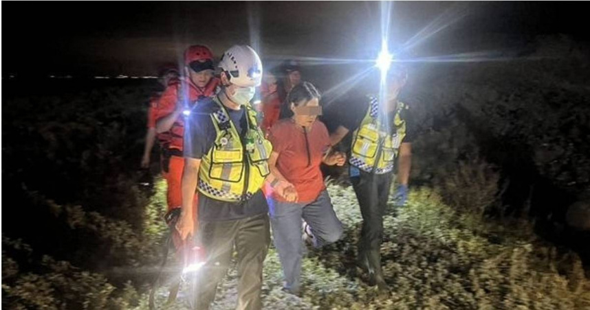 婦人騎車看夕陽迷途沙丘摸黑求救險脫水。（圖／翻攝畫面）