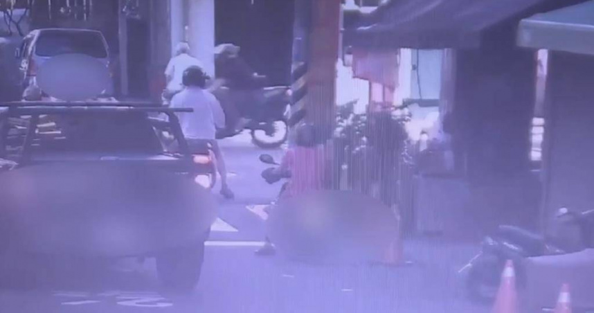 高雄新興區路口發生死亡車禍，86歲單車老翁闖紅燈遭機車撞飛身亡。（圖／翻攝畫面）