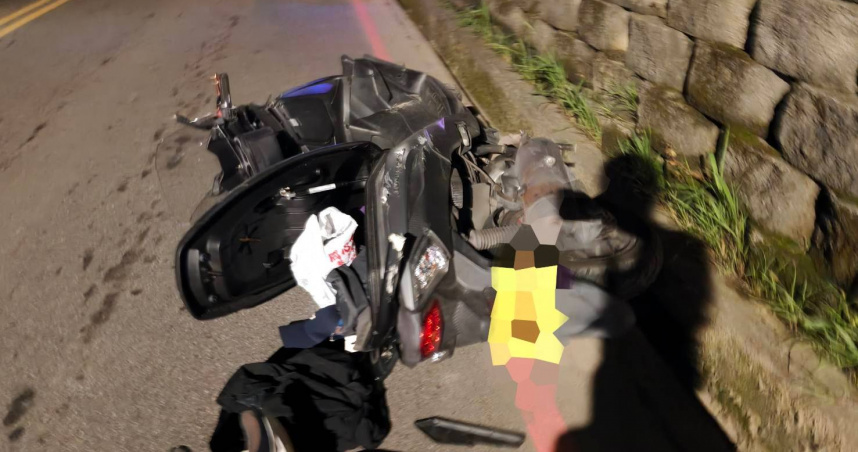 持普通駕照硬騎重機男騎士撞牆慘死斷肢。（ 圖／翻攝畫面）