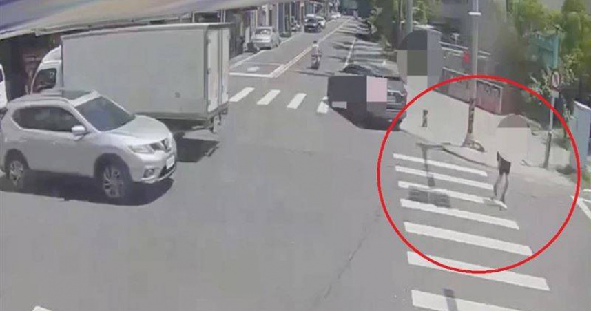 學童馬路狂奔闖紅燈。（ 圖／翻攝畫面）