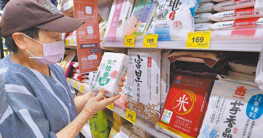 近日日本米價飆漲引發各界關注，據農糧署調查，近日溼穀收購價格每百台斤逾1150元，較過去幾年同期大漲逾15％，預估零售價格約成長2％至3％。圖為民眾選購白米。（圖／中國時報劉宗龍攝）