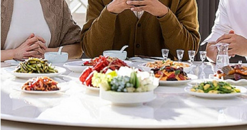 大陸一名13歲少女邀請網友來家中作客，但對方卻嫌棄家中飯菜不合胃口，怎料她竟偷賣姑姑金飾，帶網友去吃好料。（示意圖／擷取自TPG達志影像）