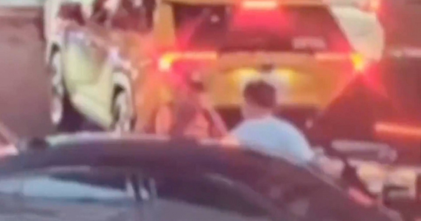 台北市民大道路口發生BMW駕駛與義交爭執衝突，雙方互毆致頭面部受傷。（圖／翻攝畫面）