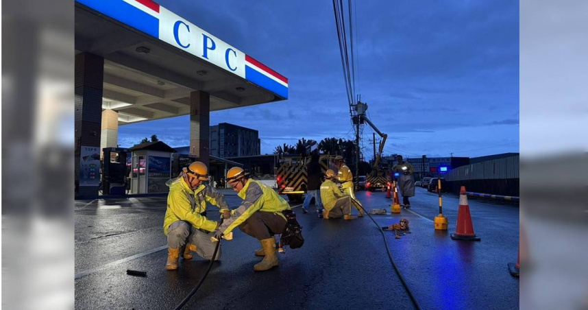 高雄市鳥松區今日傍晚有線路受丹娜絲颱風影響斷線，爆出猛烈火花讓路過民眾嚇傻，台電到場搶修。（圖／台電提供／中國時報記者任義宇高雄傳真）