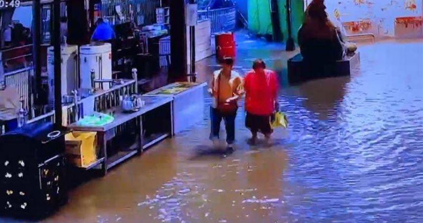 暴雨狂炸南投，位於竹山鎮的紫南宮也無法倖免，積水一度深達20公分。（圖／三立新聞網）