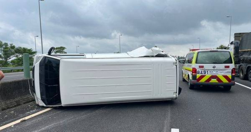 廂型車國道切車道猛撞護欄車身翻覆。（ 圖／翻攝畫面）