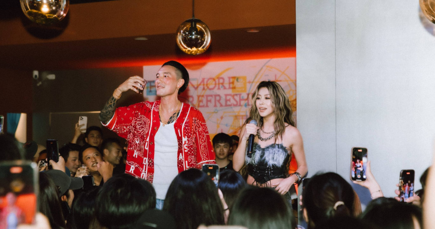 蔡詩芸老公王陽明愛相隨聆聽老婆在夜店快閃開唱。（圖／人見人愛娛樂提供）