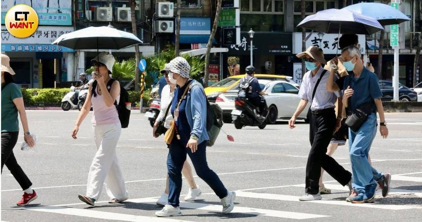 5縣市高溫特報，午後宜蘭、南部地區需留意有雷陣雨。（示意圖／黃耀徵攝）