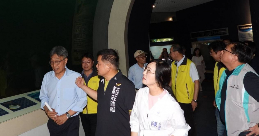 立委莊瑞雄與陳瑩今（22）日邀農業部長陳駿季，實地考察農業部水產試驗所東部海洋生物研究中心附設水族生態研究館。（圖／莊瑞雄辦公室提供）