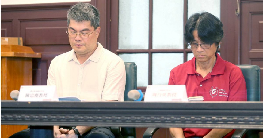 國立台灣師範大學爆發女足球員抽血爭議，事發後校方19日召開記者會對外說明，會中教練周台英（右起）及計畫主持人陳忠慶低頭不語。（圖／報系資料照）