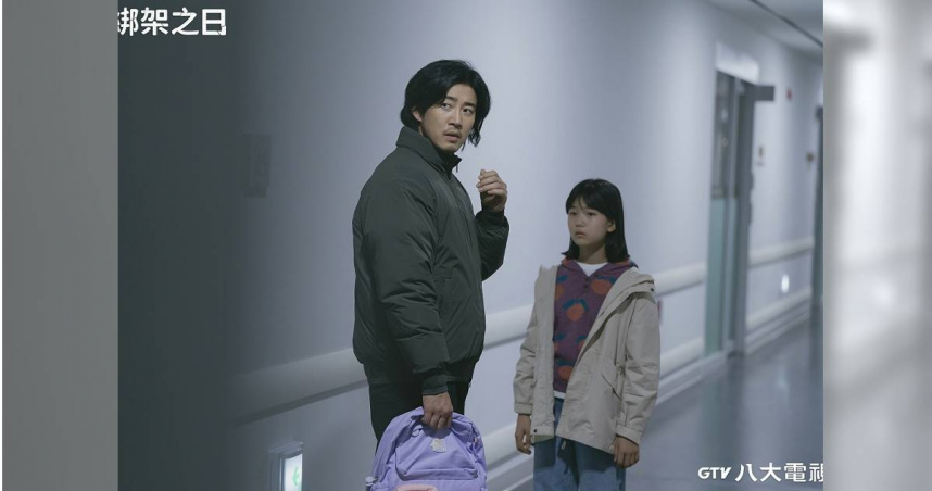 尹啟相（左）與童星Yuna（圖右）偽父女互動贏得讚譽。（圖／八大提供）