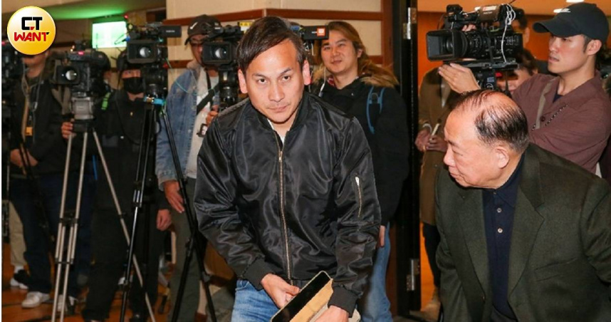 國民黨立委葉元之（中）26日罷免案仍在角力，能否保住立委位置，全台關注。（圖／黃耀徵攝）